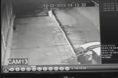 Polícia Civil divulga imagens na busca de identificar os assassinos de Fabiano Vicente Figueiró, 38 anos, que foi esfaqueado na Rua Moreira César, em Caxias do Sul, na madrugada de 10 de janeiro.