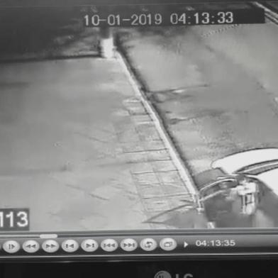 Polícia Civil divulga imagens na busca de identificar os assassinos de Fabiano Vicente Figueiró, 38 anos, que foi esfaqueado na Rua Moreira César, em Caxias do Sul, na madrugada de 10 de janeiro.