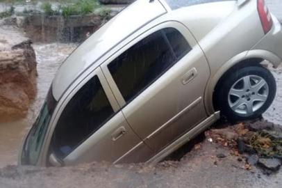 Motorista não enxerga sinalização e carro cai em cratera em Alvorada