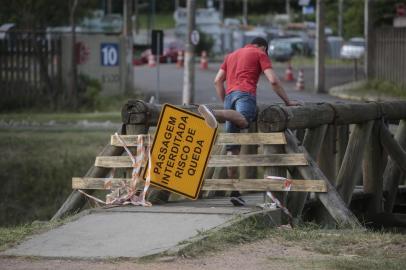  PORTO ALEGRE, RS, BRASIL - 2019.01.14 - Mesmo com a prefeitura bloqueando e colocando avisos, pessoas pulam cerca e atravessam passarela com risco de queda, na avenida Ipiranga. (Foto: ANDRÉ ÁVILA/ Agência RBS)Indexador: Andre Avila