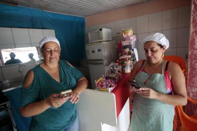  CANOAS, RS, BRASIL - 2019.01.15 - Bloqueio de sinal no presídio de Canoas, PECAN, afeta moradores da região do Guajuviras. Na foto: Zaida Lima e Patricia Oliveira (Foto: ANDRÉ ÁVILA/ Agência RBS)