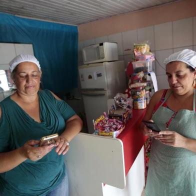  CANOAS, RS, BRASIL - 2019.01.15 - Bloqueio de sinal no presídio de Canoas, PECAN, afeta moradores da região do Guajuviras. Na foto: Zaida Lima e Patricia Oliveira (Foto: ANDRÉ ÁVILA/ Agência RBS)