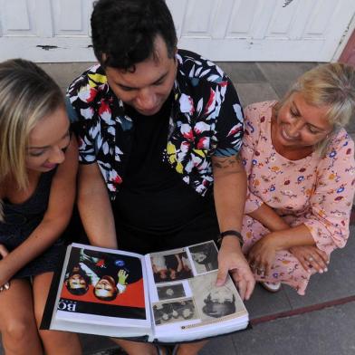  CAXIAS DO SUL, RS, BRASIL, 15/01/2019 - NA FOTO: da esquerda para direita - Carol Polly, Paulinho Silva e Leandra Romani contam como faziam para organizar e promover festas. (Marcelo Casagrande/Agência RBS)