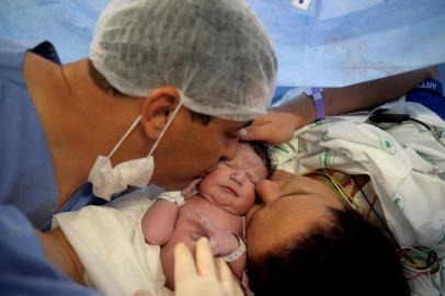  CAXIAS DO SUL, RS, BRASIL, 18/01/2019Valdeni Lampugnani de Andrade e Janaína Riva da Silva, pais do Lucca, participaram do primeiro parto césaro realizado na abertura da unidade materno-infantil do Hospital da Unimed, em Caxias. avós maternos - Isaleno da Silva (camisa listrada) e Regilene da Silva(loira), pais de Janaína e avós de Lucca.Madrinhas Patrícia Broilo (loira) e Caroline da Silva(Lucas Amorelli/Agência RBS)