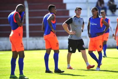  VERANÓPOLIS, RS, BRASIL. (28/12/2018)Treino do Veranópolis no estádio Antônio David Farina. Na foto técnico Sananduva e volante Eduardinho. (Antonio Valiente/Agência RBS)