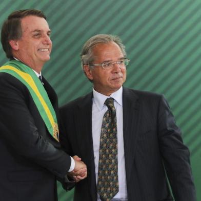  Brazils new President Jair Bolsonaro (L) shakes hands with Brazils new Finance Minister Paulo Guedes during the swearing-in ceremony of his cabinet at Planalto Palace in Brasilia on January 1, 2019 after his own inauguration ceremony at the National Congress. - Bolsonaro takes office with promises to radically change the path taken by Latin Americas biggest country by trashing decades of centre-left policies. (Photo by Sergio LIMA / AFP)Editoria: POLLocal: BrasíliaIndexador: SERGIO LIMASecao: governmentFonte: AFPFotógrafo: STR