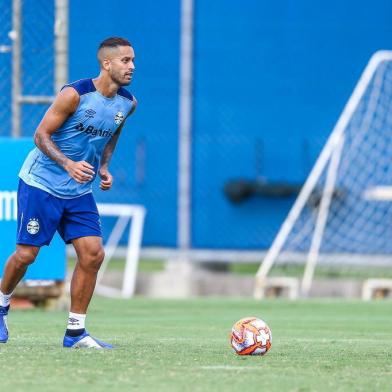 RS - FUTEBOL/GREMIO  - ESPORTES - Jogadores do Gremio realizam treino na tarde desta quarta-feira durante o decimo quarto dia da Pré-Temporada Laghetto Hotéis 2019. Volante Rômulo FOTO: LUCAS UEBEL/GREMIO FBPA