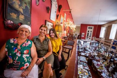  PORTO ALEGRE, RS - BRASIL - 17/01/2019 - Judite La Cruz Lara (Mãe), Eugênia La Cruz (Filha) e Delma Gomez (Vó) - Teia de Aranha -  Especial do fim de semana sobre como funcionam os antiquários de Porto Alegre. (OMAR FREITAS / AGÊNCIA RBS)