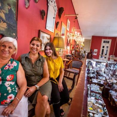  PORTO ALEGRE, RS - BRASIL - 17/01/2019 - Judite La Cruz Lara (Mãe), Eugênia La Cruz (Filha) e Delma Gomez (Vó) - Teia de Aranha -  Especial do fim de semana sobre como funcionam os antiquários de Porto Alegre. (OMAR FREITAS / AGÊNCIA RBS)