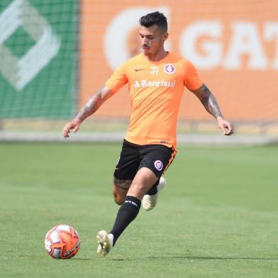 Lateral Zeca treina junto ao grupo do Inter