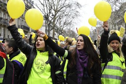  FRANÇA - Mulheres marcham durante comício do protesto dos Coletes Amarelos (Femme Gilets Iaunes) perto do Palácio da Bastilha em Paris, em 6 de janeiro de 2019. Os manifestantes franceses do movimento dos Coletes Amarelos voltaram às ruas novamente em 5 de janeiro de 2019 depois de o porta-voz do governo ter denunciado aqueles que ainda protestavam como linha-dura, que queriam apenas derrubar o governo. (Foto: Bertrand GUAY / AFP)AFP - Women march with balloons during a rally of the Womens Yellow Vest protest movement (Femmes Gilets jaunes) near Place de la Bastille in Paris on January 6, 2019. - Frances yellow vest protesters were back on the streets again on January 5 as a government spokesman denounced those still protesting as hard-liners who wanted only to bring down the government. (Photo by Bertrand GUAY / AFP)Editoria: SOILocal: ParisIndexador: BERTRAND GUAYSecao: demonstrationFonte: AFPFotógrafo: STF