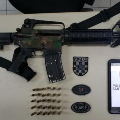  Um homem de 20 anos, que havia sido preso em flagrante na madrugada deste sábado (19) com um fuzil AR-15 em Florianópolis, Santa Catarina, foi solto horas depois (às 13h) em audiência de custódia realizada no Fórum da Capital. A liberdade, concedida pela juíza plantonista Ana Luisa Schmidt Ramos, baseou-se no argumento de que o rapaz não tem passagem pela polícia, é réu primário e não demonstra a periculosidade social efetiva e a real possibilidade de que o conduzido, solto, venha a cometer infrações penais. Foto: Divulgação/Brigada Militar