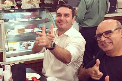  Flavio Bolsonaro (camisa branca), com Alexandre Borges (esq) e Fabricio Queiroz (dir).