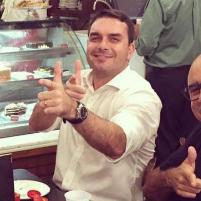  Flavio Bolsonaro (camisa branca), com Alexandre Borges (esq) e Fabricio Queiroz (dir).