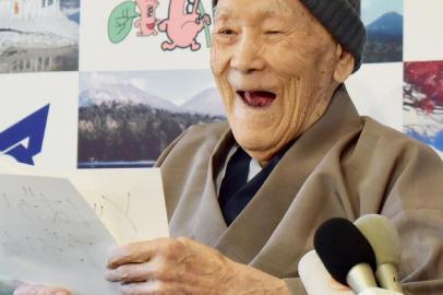 (FILES) This file photo taken on April 10, 2018 shows Masazo Nonaka of Japan, then aged 112, smiling after being awarded the Guinness World Records oldest male person living title in Ashoro, Hokkaido prefecture. - Worlds oldest man Masazo Nonaka, who was born just two years after the Wright brothers launched humanitys first powered flight, died on January 20, 2019 aged 113, Japanese media said. (Photo by JIJI PRESS / JIJI PRESS / AFP) / Japan OUT