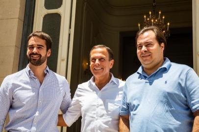  PORTO ALEGRE, RS -20/01/2019  -  Governador Eduardo Leite reuniu-se, neste domingo (20), com deputados da bancada gaúcha na Câmara. Todos os 31 parlamentares foram convidados. Também participam do encontro o presidente da Câmara, Rodrigo Maia, e o governador de São Paulo, João Doria. A reunião-almoço ocorreu no Galpão Crioulo do Palácio Piratini para discutir três pautas: regime de recuperação fiscal, compensações pela Lei Kandir e pagamento de precatórios. (OMAR FREITAS/ AGENCIA RBS)