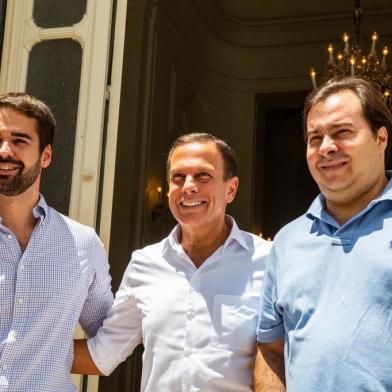  PORTO ALEGRE, RS -20/01/2019  -  Governador Eduardo Leite reuniu-se, neste domingo (20), com deputados da bancada gaúcha na Câmara. Todos os 31 parlamentares foram convidados. Também participam do encontro o presidente da Câmara, Rodrigo Maia, e o governador de São Paulo, João Doria. A reunião-almoço ocorreu no Galpão Crioulo do Palácio Piratini para discutir três pautas: regime de recuperação fiscal, compensações pela Lei Kandir e pagamento de precatórios. (OMAR FREITAS/ AGENCIA RBS)