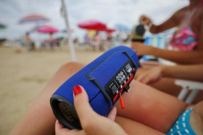  CAPÃO DA CANOA, RS, BRASIL, 15-01-2019: Caixinhas de som portáteis dominam a beira da praia no veraneio, onde cada guarda-sol produz sua trilha sonora (FOTO FÉLIX ZUCCO/AGÊNCIA RBS, Editoria SuaVida).