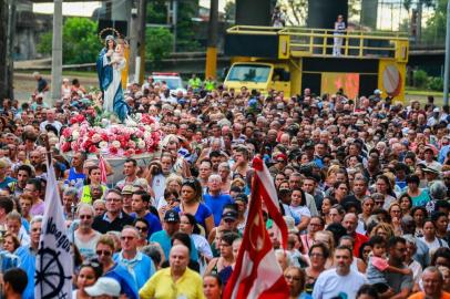  PORTO ALEGRE, RS, BRASIL, 20/01/2019- A realização de uma procissão da zona norte ao centro de Porto Alegre marca o começo da 144ª Festa de Nossa Senhora dos Navegantes no final da tarde deste domingo (20). Milhares de fieis se mobilizaram para acompanhar a imagem a partir do santuário que leva o nome da santa até o Santuário do Rosário. A caminhada teve início pouco antes das 19h30min.(FOTOGRAFO: OMAR FREITAS / AGENCIA RBS)