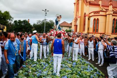  PORTO ALEGRE, RS, BRASIL, 20/01/2019- A realização de uma procissão da zona norte ao centro de Porto Alegre marca o começo da 144ª Festa de Nossa Senhora dos Navegantes no final da tarde deste domingo (20). Milhares de fieis se mobilizaram para acompanhar a imagem a partir do santuário que leva o nome da santa até o Santuário do Rosário. A caminhada teve início pouco antes das 19h30min.(FOTOGRAFO: OMAR FREITAS / AGENCIA RBS)