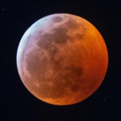 Super "Blood Moon"Earth's shadow almost totally obscures the view of the so-called Super Blood Wolf Moon during a total lunar eclipse, on Sunday January 20, 2019, in Miami, Florida. - The January 21 total lunar eclipse will be the last one until May 2021, and the last one visible from the United States until 2022. (Photo by Gaston De Cardenas / AFP)Editoria: SCILocal: MiamiIndexador: GASTON DE CARDENASSecao: natural scienceFonte: AFPFotógrafo: STR