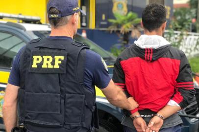 Um homem de 20 anos foi preso em flagrante após atropelar um agente da Polícia Rodoviária Federal (PRF) na tarde de domingo (20) em Caxias do Sul. Conforme a PRF, ele tentou fugir da fiscalização. A prisão ocorreu às 16h no Km 147 da BR-116. 