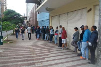 Procura por vagas de emprego gera fila de meio quarteirão no Sine de Caxias.