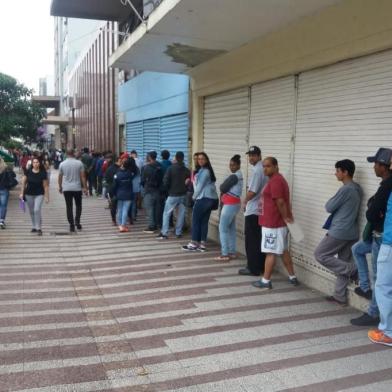 Procura por vagas de emprego gera fila de meio quarteirão no Sine de Caxias.