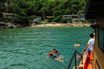  BARRA DO SUL,SC,BRASIL,14-01-2019. Roteiros de verão Balneario Barra do Sul foto do banho na ilha dos remédios  (Foto:Carlos Junior)