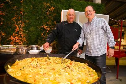  Atlântida, RS, BRASIL, 19-01-2019. Jorge Aita e Elizeu Pereira. Tradicional Paella de Verão da Savarauto.   FOTO ANDRÉA GRAIZIndexador: Anderson Fetter