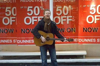 #PÁGINA:04O protagonista Guy (Glen Hansard) na cena do filme irlandês Apenas Uma Vez(Once, 2006) do diretor John Carney Fonte: Divulgação Fotógrafo: IMAGEM FILMES