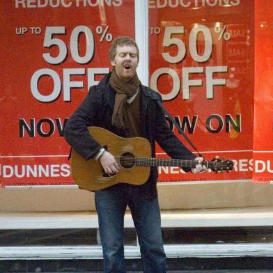 #PÁGINA:04O protagonista Guy (Glen Hansard) na cena do filme irlandês Apenas Uma Vez(Once, 2006) do diretor John Carney Fonte: Divulgação Fotógrafo: IMAGEM FILMES