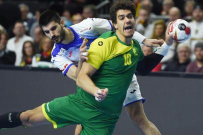  Brazils Jose Toledo (front) and Spains Raul Entrerrios Rodriguez vie for the ball during the IHF Mens World Championship 2019 Group I handball match between Spain and Brazil at the Lanxess arena in Cologne, on January 21, 2019. (Photo by Patrik STOLLARZ / AFP)Editoria: SPOLocal: CologneIndexador: PATRIK STOLLARZSecao: handball (team)Fonte: AFPFotógrafo: STR