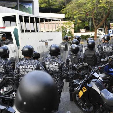 National Police officers remain outside the National Guard command post in Cotiza, in northern Caracas, on January 21, 2019 after a brief military uprising and amid opposition calls for mass protests. - A group of soldiers rose up against Venezuelas President Nicolas Maduro at a command post in northern Caracas on Monday, but were quickly arrested after posting an appeal for public support in a video, the government said. (Photo by Yuri CORTEZ / AFP)