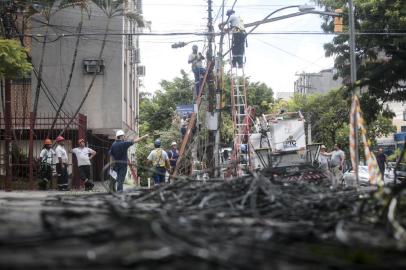  PORTO ALEGRE, RS, BRASIL - 2019.01.21 - Após furto de cabos que causou incêndio em poste no bairro Petrópolis, em Porto Alegre, mutirão com mais de 10 equipes faz conserto na rede de telefonia e internet e trânsito permanece bloqueado na região. (Foto: ANDRÉ ÁVILA/ Agência RBS)Indexador: Andre Avila