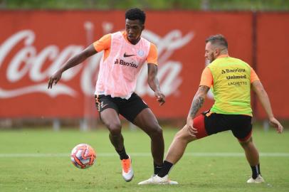 Zagueiro Roberto, do Inter, treina no CT Parque Gigante