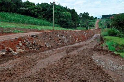 obras de calçamento da ERS-437 entre vila flores e Antônio Prado