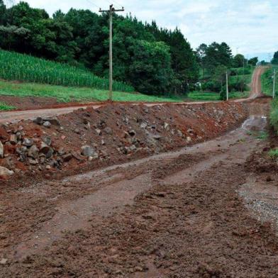 obras de calçamento da ERS-437 entre vila flores e Antônio Prado