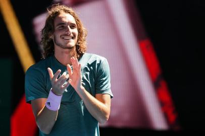  Greeces Stefanos Tsitsipas celebrates his victory against Spains Roberto Bautista Agut during their mens singles quarter-final match on day nine of the Australian Open tennis tournament in Melbourne on January 22, 2019. (Photo by William WEST / AFP) / -- IMAGE RESTRICTED TO EDITORIAL USE - STRICTLY NO COMMERCIAL USE --Editoria: SPOLocal: MelbourneIndexador: WILLIAM WESTSecao: tennisFonte: AFPFotógrafo: STF