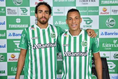 Juventude apresenta meia uruguaio Gustavo Aprile (E) e atacante Breno (D).