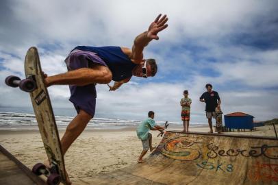  IMBÉ, RS, BRASIL, 22-01-2019: Mesmo sendo território do surfe, litoral tem muitos praticantes do skate. Na foto, pista de skate montada na beira mar de Imbé. Na foto, Rafael Vasques (FOTO FÉLIX ZUCCO/AGÊNCIA RBS, Editoria SuaVida).Indexador: Felix Zucco