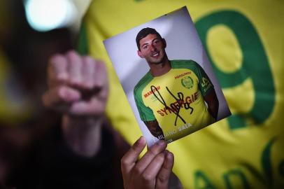  FC Nantes football club supporters gather in Nantes after it was announced that the plane Argentinian forward Emiliano Sala was flying in vanished during a flight from Nantes in western France to Cardiff in Wales, in January 22, 2019. - The 28-year-old Argentine striker is one of two people still missing after contact was lost with the light aircraft he was travelling in on January 21, 2019 night. Sala was on his way to the Welsh capital to train with his new teammates for the first time after completing a £15 million ($19 million) move to Cardiff City from French side Nantes on January 19. (Photo by LOIC VENANCE / AFP)Editoria: HUMLocal: NantesIndexador: LOIC VENANCESecao: peopleFonte: AFPFotógrafo: STF