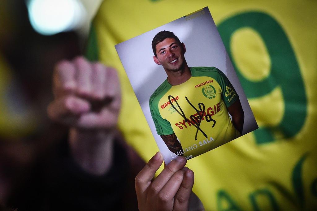 Operações de buscas ao avião em que estava o jogador Emiliano Sala são  suspensas