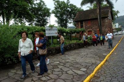 *** Casa de Pedra fechada/ xu ***Turistas encontraram a Casa de Pedra,um dos pontos turísticos da cidade,  fechada hoje às 10h.