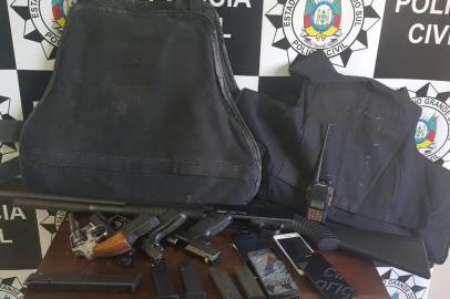  Uma operação deflagrada pela Polícia Civil de Santana do Livramento, na Fronteira Oeste, com apoio das forças de segurança de Rivera, no Uruguai, acabou com a prisão de dois indivíduos no município gaúcho, na tarde desta terça-feira (22). Os nomes dos suspeitos, de 20 e 24 anos, não foram divulgados pela polícia. Eles estavam em uma casa na localidade de Porto Seco e receberam a guarnição a tiros. Foto: Divulgação/ Polícia Civil