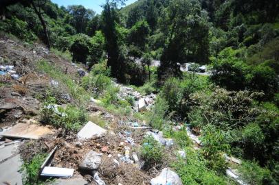  CAXIAS DO SUL, RS, BRASIL 22/01/2019Lixão na estrada do Portal da Maestra, lixo contamina água. (Felipe Nyland/Agência RBS)