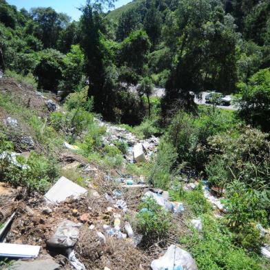  CAXIAS DO SUL, RS, BRASIL 22/01/2019Lixão na estrada do Portal da Maestra, lixo contamina água. (Felipe Nyland/Agência RBS)