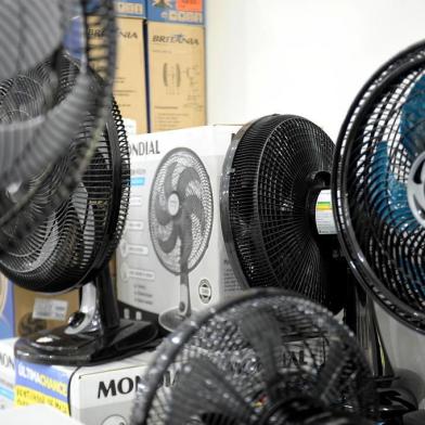  CAXIAS DO SUL, RS, BRASIL, 22/01/2019Venda de ventilador aumenta com o calor e algumas lojas do centro ficam sem estoque. (Lucas Amorelli/Agência RBS)