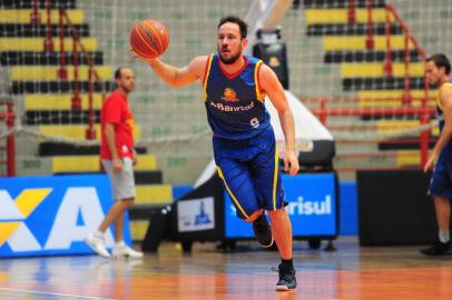  CAXIAS DO SUL, RS, BRASIL, 05/02/2018. Treino do Caxias do Sul Basquete no ginásio do Sesi. O Caxias do Sul está disputando o NBB 10 e jogo contra Minas amanhã, terça-feira. Na foto, armador Cauê Verzola. (Porthus Junior/Agência RBS)