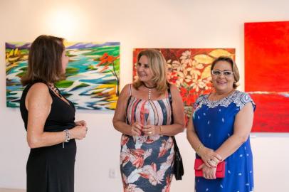 Gravura Galeria de Arte realiza evento em Atlântida. Na foto: Regina Galbinski, Ivone Rabelo e Ana Maria Bianchi.